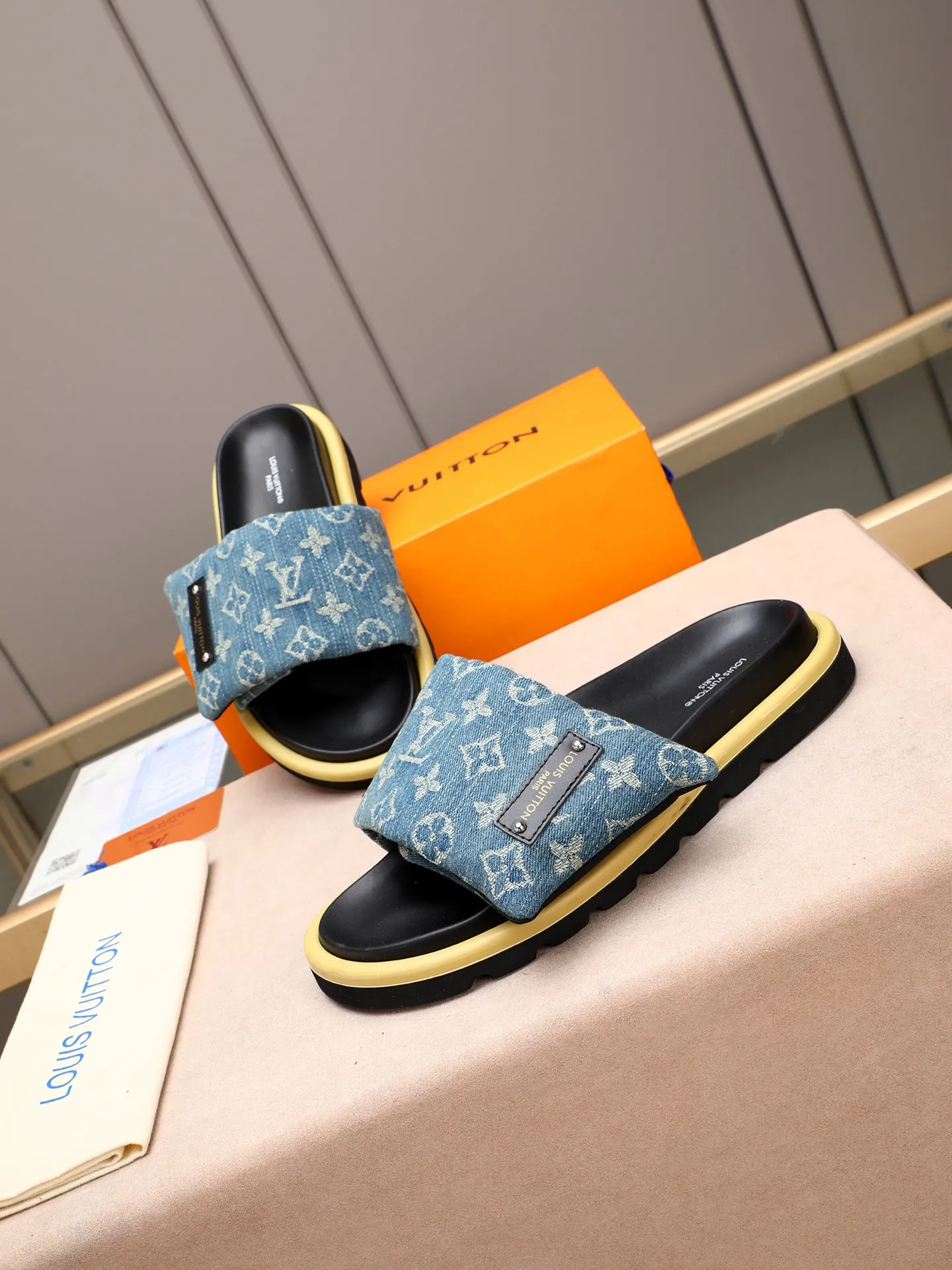 PP360 [LOUIS VUITTON] Louis Vuitton, LV printing, men's and women's slippers are on the market. The drawer box packaging comes with a cloth bag and a card. The upper pattern looks very soft and waxy, and it is a super versatile leg slimming tool. Fabric: imported denim/canvas/old fabric, LV hardware LOGO, official website pattern printing, comfortable to wear, feet: high-elastic PU water table. Sole: foam sole, heel height: about 5cm. Code number: 35-46, 35, 45, 46 are custom-made and non-returnable. Color: multiple colors and styles available.